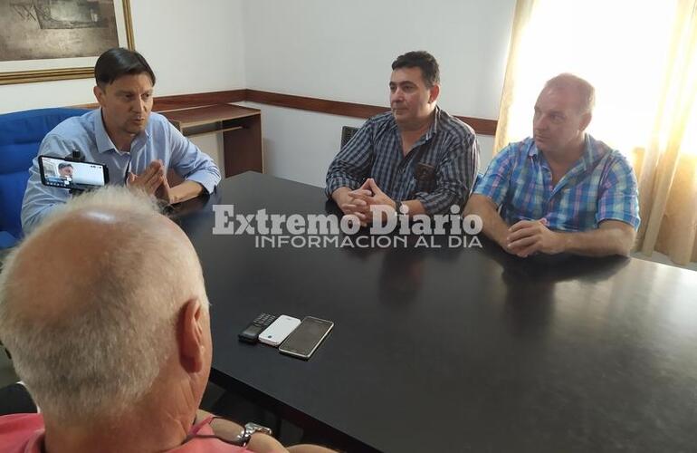 El Dr. Mendoza junto a los doctores Murina y Cavallero, y el Sec. De Gobierno Adrián Spina.