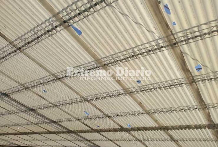 Imagen de El granizo afect&oacute; el techo de la pileta del complejo