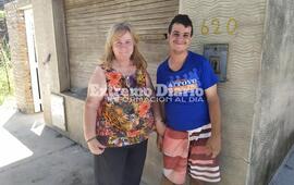 Gustavo junto a su mam&aacute;.