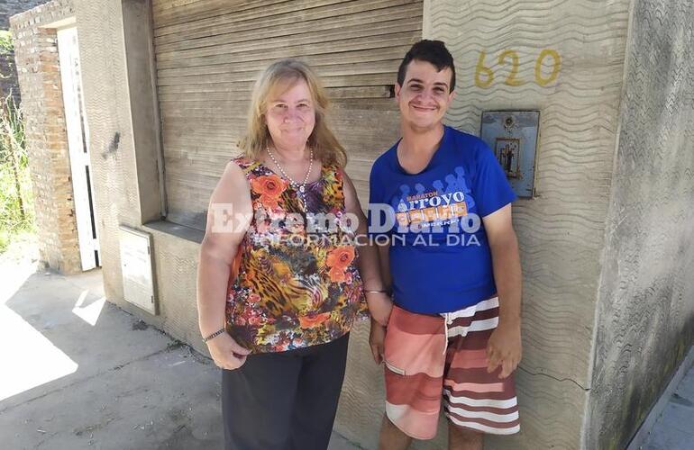 Gustavo junto a su mam&aacute;.