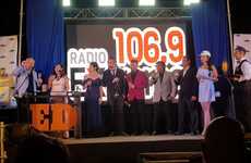 Gran parte del equipo de Radio Extremo y Extremo Diario sobre el escenario.