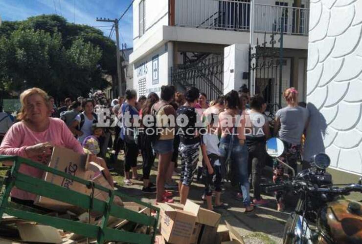 Imagen de Víspera de navidad: Cáritas entrega de bolsones a las familias necesitadas