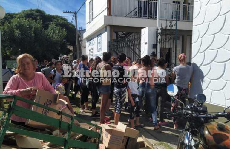 Imagen de Víspera de navidad: Cáritas entrega de bolsones a las familias necesitadas