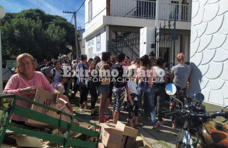 Imagen de V&iacute;spera de navidad: C&aacute;ritas entrega de bolsones a las familias necesitadas