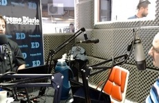 El cura párroco de Fighiera visitó los estudios de Radio Extremo