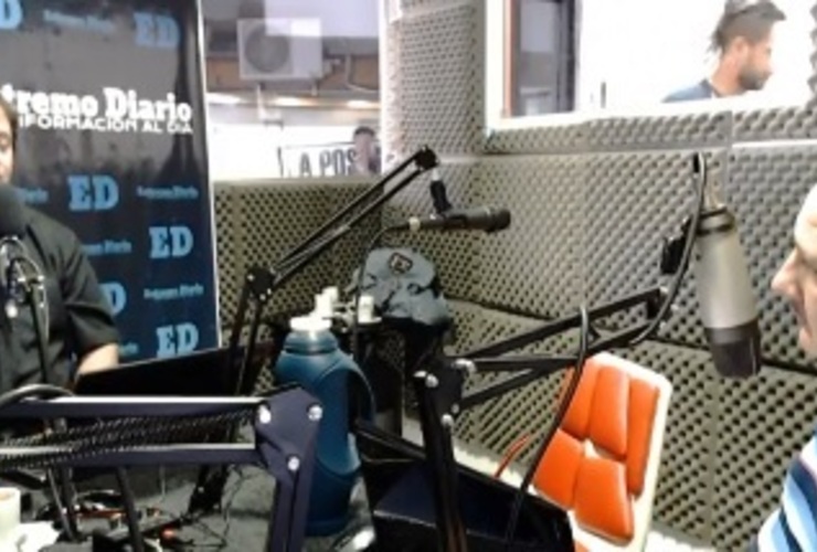 El cura párroco de Fighiera visitó los estudios de Radio Extremo