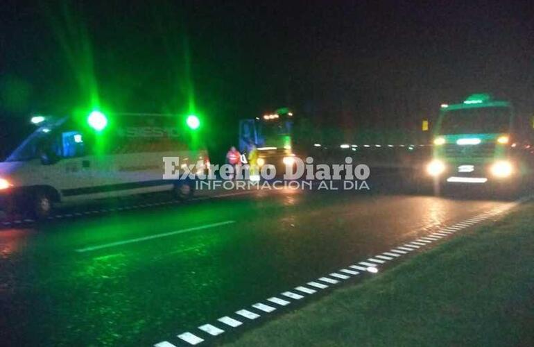 Imagen de Autom&oacute;vil impact&oacute; contra un cami&oacute;n