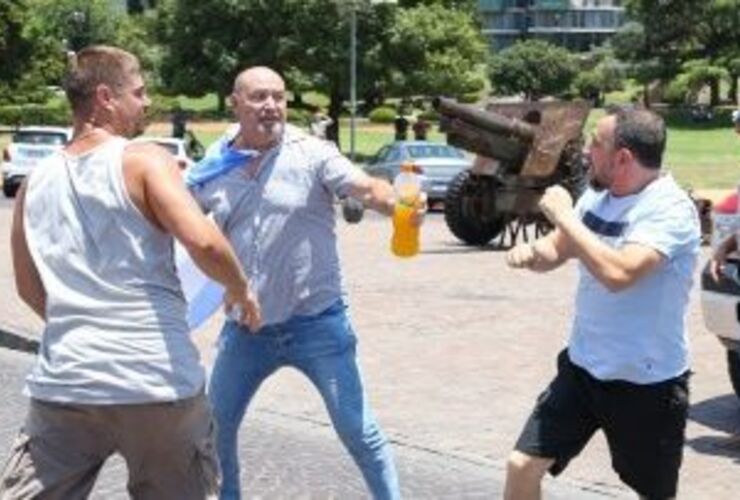 Imagen de Incidentes en el tractorazo: los ruralistas se cruzaron a las piñas con un automovilista