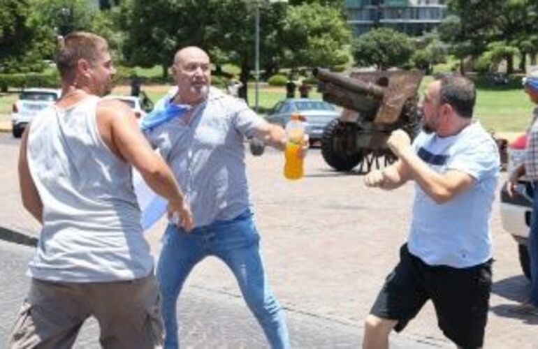 Imagen de Incidentes en el tractorazo: los ruralistas se cruzaron a las piñas con un automovilista