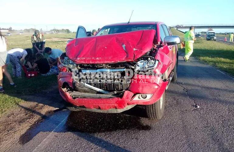 Imagen de Una persona herida por el choque de una camioneta contra un colectivo