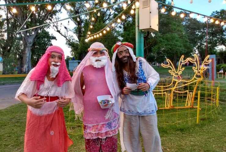 Imagen de Tres pequeños Reyes Magos sorprendieron a chicos y grandes por el centro