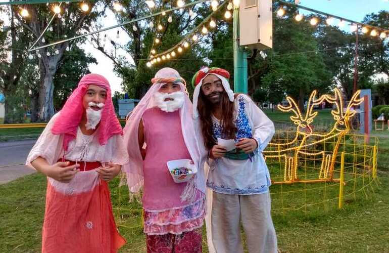 Imagen de Tres pequeños Reyes Magos sorprendieron a chicos y grandes por el centro