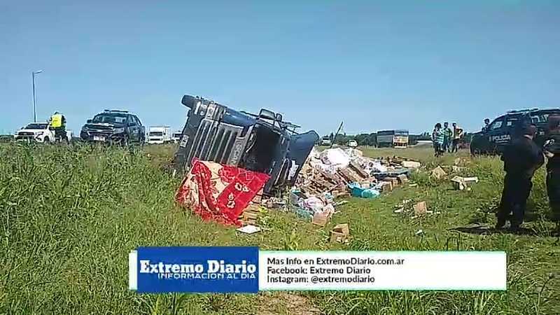 Imagen de Volc&oacute; un cami&oacute;n en autopista