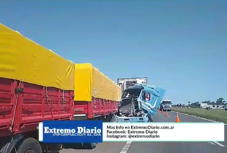 Imagen de Choque entre camiones, altura Fighiera