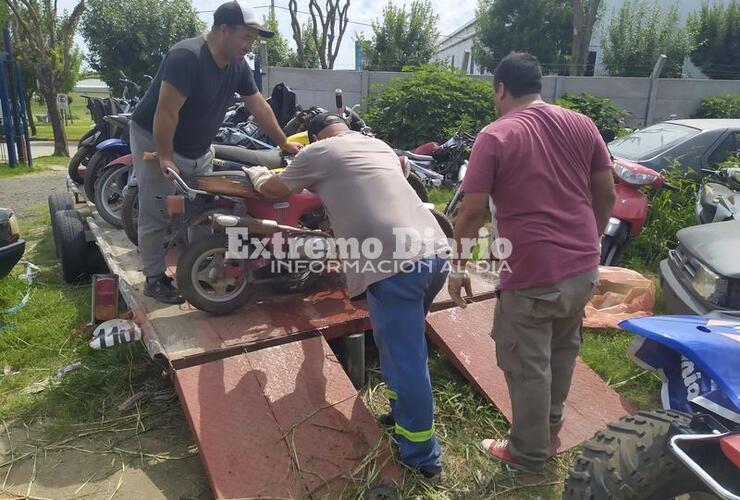 Imagen de Trasladan motos secuestradas al galpón de Ruta 21