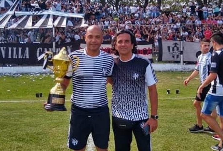 El Gato levantó la copa dos veces al mando de los pibes.