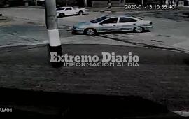 El ardid delictivo qued&oacute; grabado en la c&aacute;mara de seguridad de un vecino. Foto: captura de pantalla.