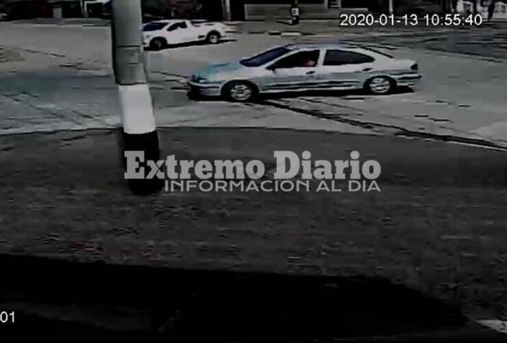 El ardid delictivo quedó grabado en la cámara de seguridad de un vecino. Foto: captura de pantalla.