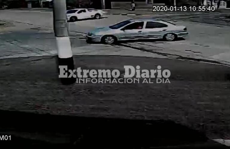 El ardid delictivo quedó grabado en la cámara de seguridad de un vecino. Foto: captura de pantalla.