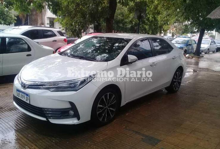 El Toyota Corolla frente a la 27