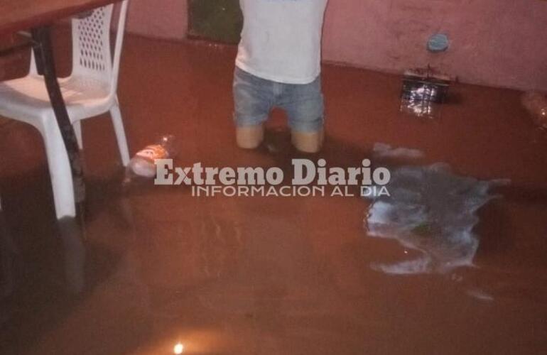 Imagen de Desde Independencia al 1300: ´Tenía casi 40 centímetros de agua adentro porque está mal nivelada la calle´