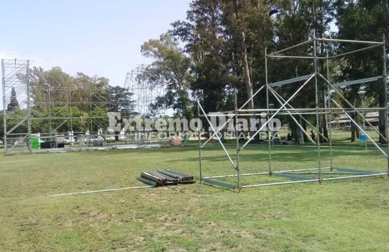 El Parque Central va tomando color para una de las fiestas más convocantes de la región.