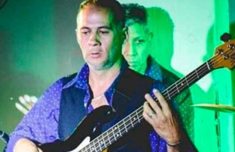 Claudio Adrián Bolganeo, bajista del grupo Freddy y Los Solares, tiene 44 años.