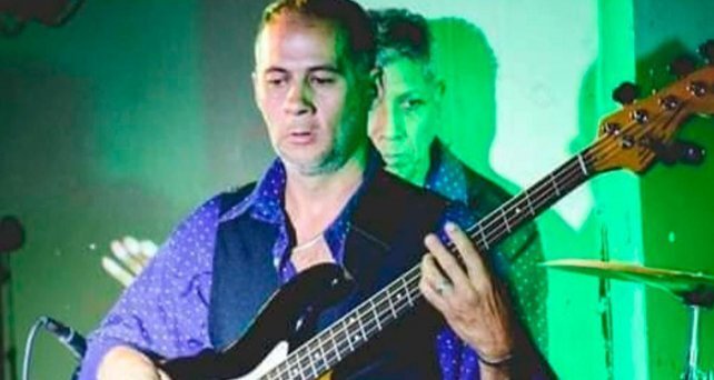 Claudio Adri&aacute;n Bolganeo, bajista del grupo Freddy y Los Solares, tiene 44 a&ntilde;os.