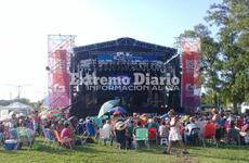 Vecinos ya se ubican en el espacio p&uacute;blico para comenzar a disfrutar de los artistas en escena.