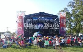 Vecinos ya se ubican en el espacio p&uacute;blico para comenzar a disfrutar de los artistas en escena.
