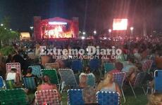 Una multitud en el Parque Central.