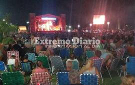 Una multitud en el Parque Central.