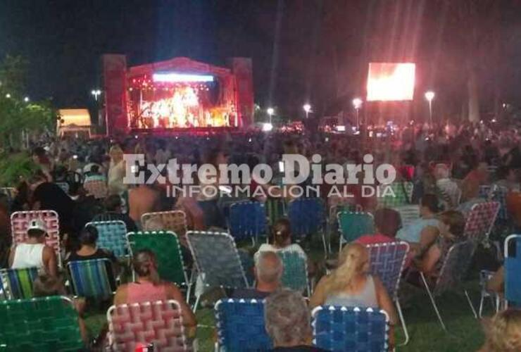 Una multitud en el Parque Central.