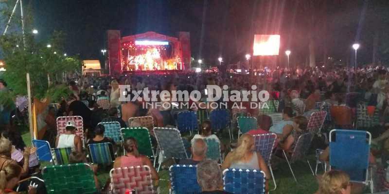 Una multitud en el Parque Central.