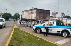 Imagen de Camión sufrió una rotura y estuvo detenido casi sobre las vías