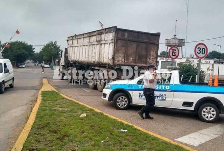 Imagen de Camión sufrió una rotura y estuvo detenido casi sobre las vías