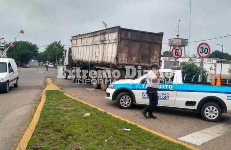 Imagen de Camión sufrió una rotura y estuvo detenido casi sobre las vías