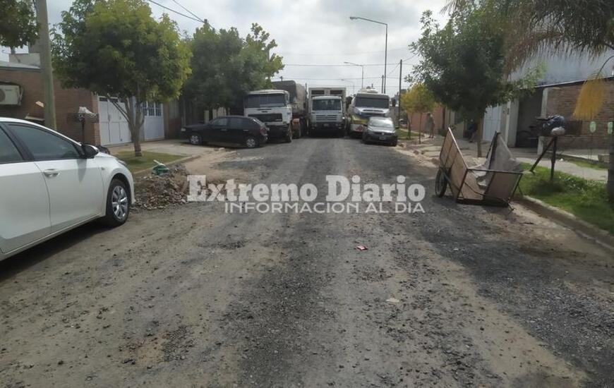 Cortada Nannini 200 bis. El cami&oacute;n municipal tuvo dificultades para pasar