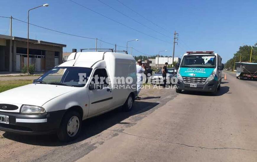 Imagen de Choque de dos veh&iacute;culos en el acceso
