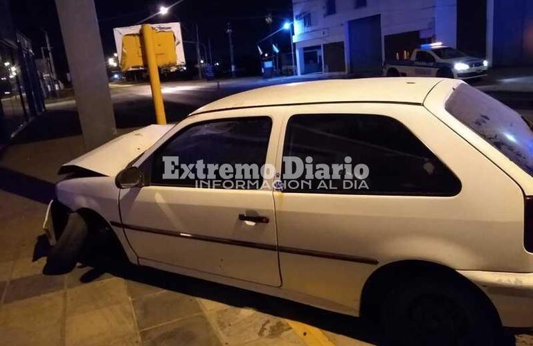 Imagen de Autom&oacute;vil impact&oacute; contra una columna