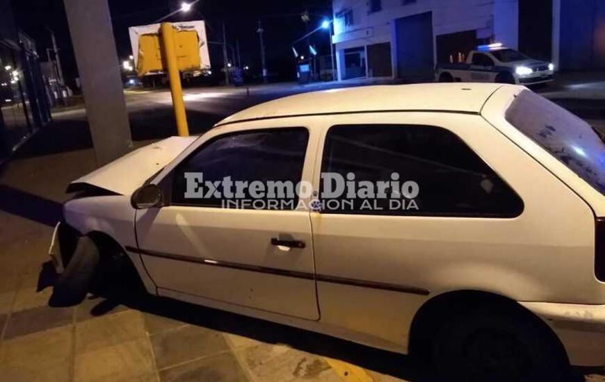 Imagen de Autom&oacute;vil impact&oacute; contra una columna