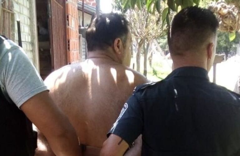 El acusado en el momento de ser detenido por la policía. Foto: 0221.com.ar