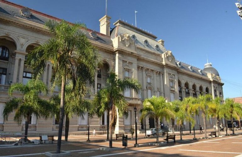 Casa gris. Allí estiman que salir de la crisis le insumirá un año y medio a la gestión de Omar Perotti. Casa gris. Allí estiman que salir de la crisis le insumirá un año y medio a la gestión de Omar Perotti.