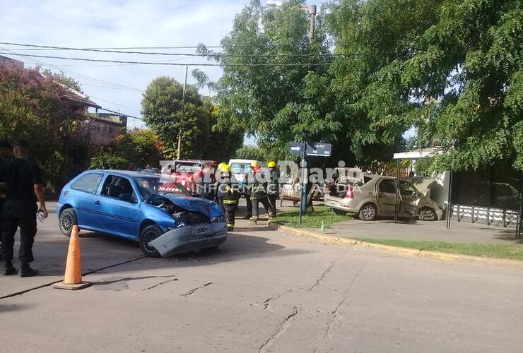 Imagen de Fuerte impacto entre dos vehículos