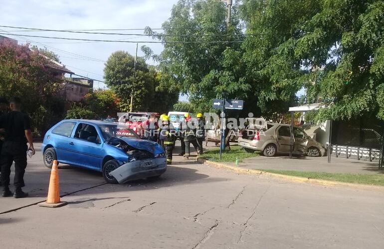 Imagen de Fuerte impacto entre dos vehículos