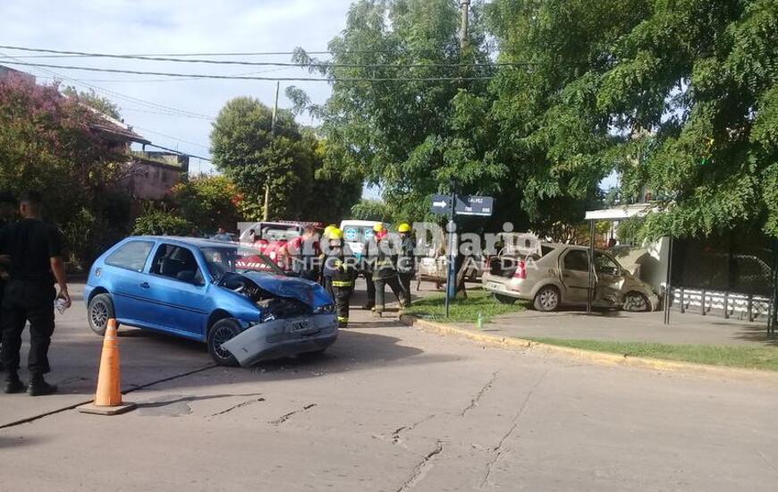 Imagen de Fuerte impacto entre dos veh&iacute;culos