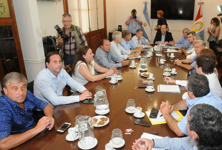 Imagen de El emotivo video de Fernando Baez ayudando a construir casas