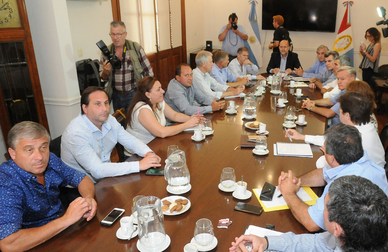 Imagen de El emotivo video de Fernando Baez ayudando a construir casas