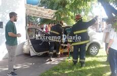 Personal del cuartel de Arroyo Seco prestando colaboración tras el choque de dos vehículos ayer por la tarde.