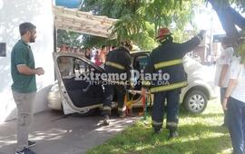 Personal del cuartel de Arroyo Seco prestando colaboraci&oacute;n tras el choque de dos veh&iacute;culos ayer por la tarde.